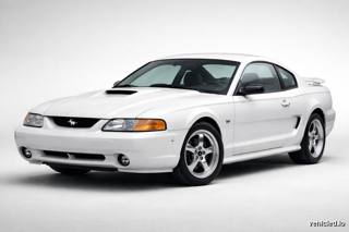 Ford Mustang in Oxford White