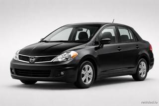 Nissan Versa in Super Black