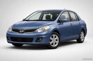 Nissan Versa in Deep Blue Pearl