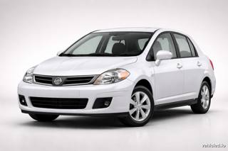 Nissan Versa in Pearl White