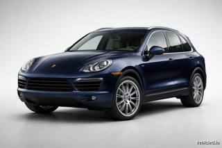 Porsche Cayenne in Moonlight Blue