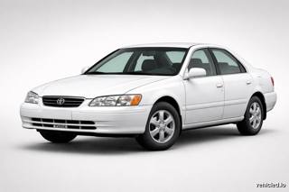 Toyota Camry in Super White
