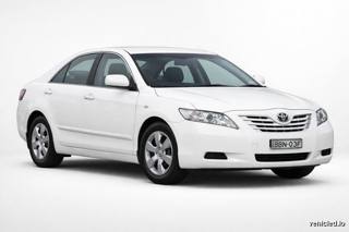 Toyota Camry in Super White