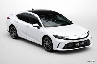 Toyota Camry in Super White