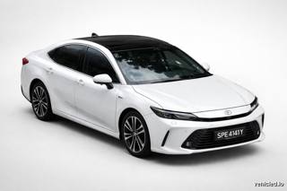Toyota Camry in Wind Chill Pearl